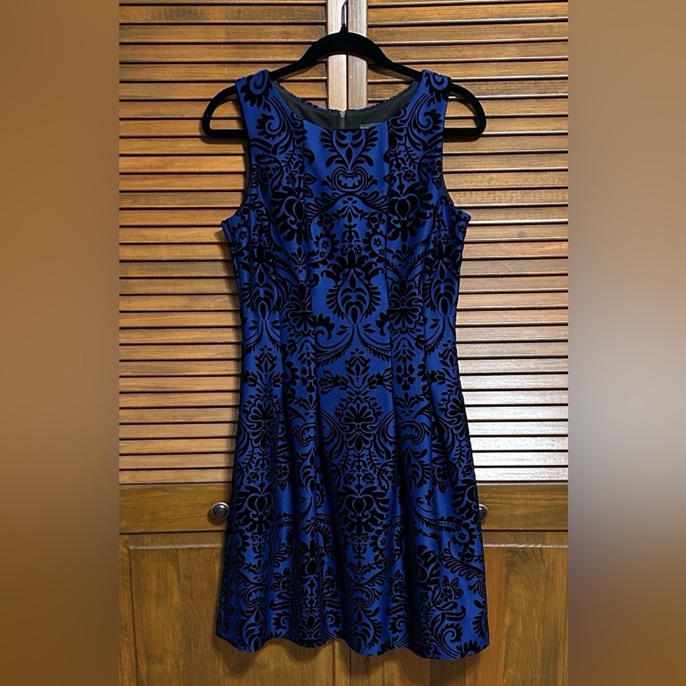 Gabby Skye Sleeveless Blue & Black Embossed Damask Fit-and-Flare Dress Size 8 - Picture 9 of 9